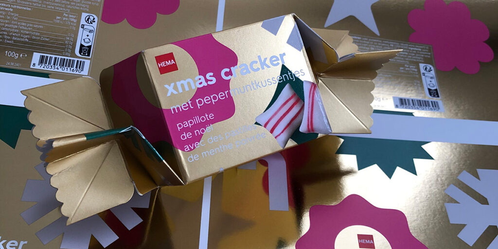 Cracker de Noël doré de HEMA avec des détails en dorure à froid et des bonbons à la menthe