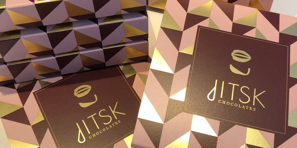 Emballage géométrique de Jitsk Chocolates avec dorure à froid en or et rose