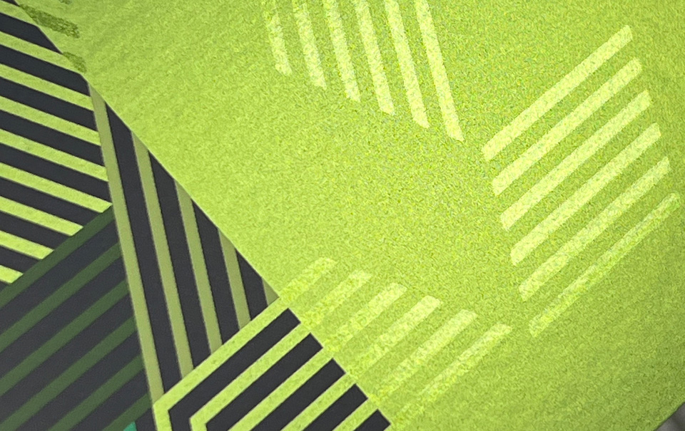 Detail van groene verpakking met geometrisch lijnpatroon